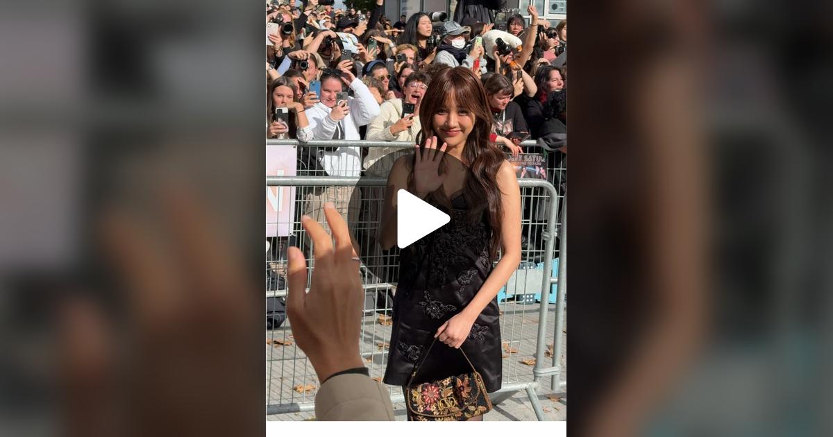 yoongsar's tweet card. 323.9K likes, 2201 comments. “#freen #freensarocha #TikTokFashion #pfw #valentino ”