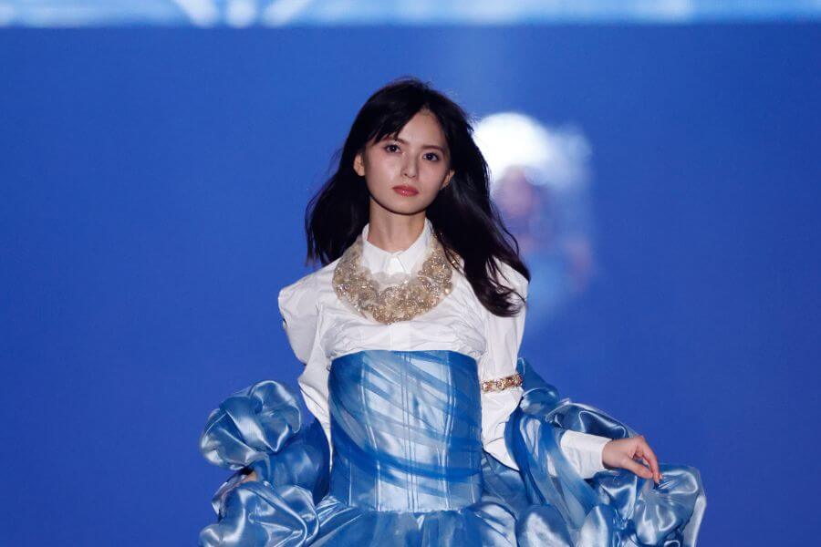 girlswalkernews's tweet card. 『TGC KITAKYUSHU 2025 by TOKYO GIRLS COLLECTION』（TGC 北九州 2025）が2025年10月11日（土）に西日本総合展示場新館にて開催され、齋藤飛鳥が登場した。 『TGC 北九州 2025』 大人っぽい視線で観客を魅了 『TGC 北九州