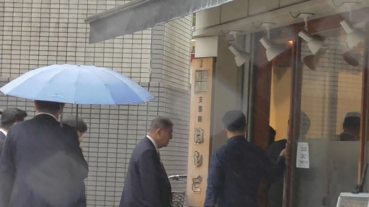 livedoornews's tweet card. 石破総理はきょう（11日）午後、夫人や関係者らと共に総理官邸近くのラーメン店を訪れました。ラーメン好きで知られる石破総理ですが、この店を訪れるのは総理就任後は初めてです。記者「石破総理が官邸裏のラーメン