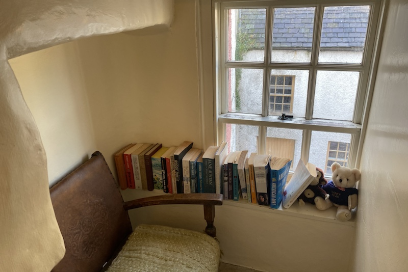 AilishSinclair's tweet card. Scottish author Ailish Sinclair visits the Pink House in Banff and explores its beautiful book nook and courtyard garden.
