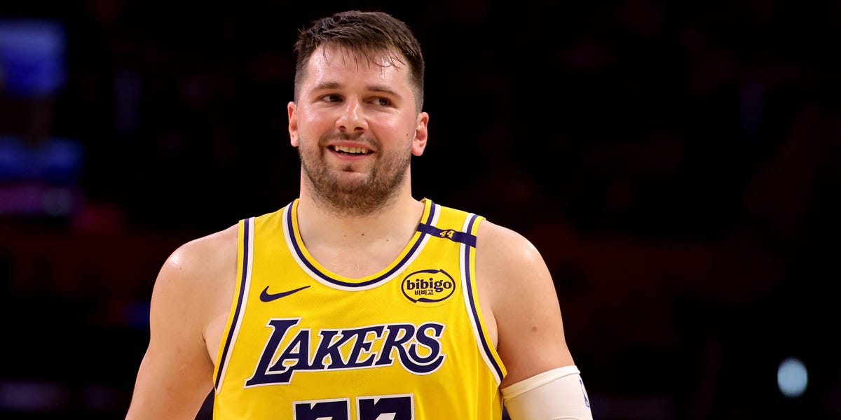 drjasonfung's tweet card. Luka Dončić's nutritionist, Lucia Almendros, says that 250 grams is "the minimum" amount of protein the player needs to eat in a day.