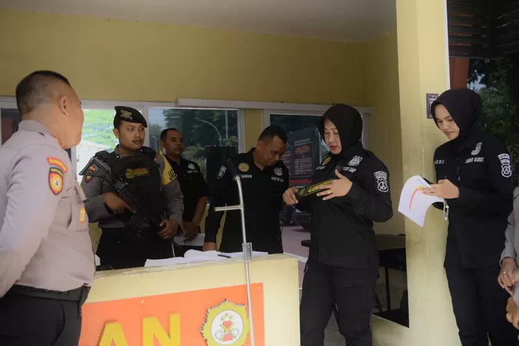 radargresik's tweet card. RADAR GRESIK – Kepolisian Resor (Polres) Gresik menjadi salah satu satuan kerja yang menjalani Audit Risk Assessment Sistem Manajemen Pengam