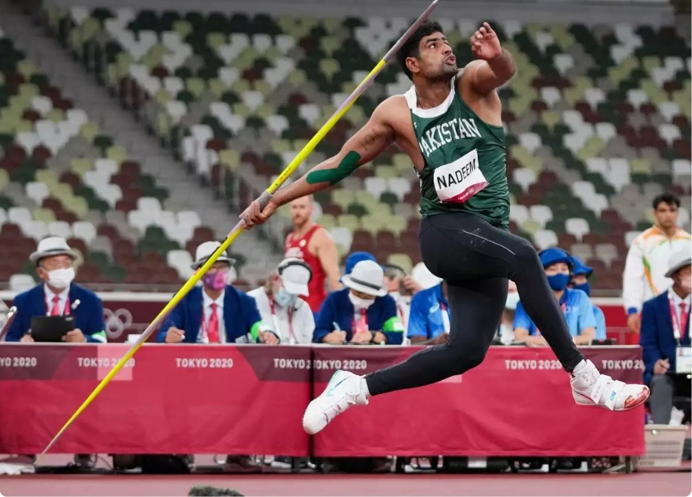 fanzine_ssi's tweet card. Pakistan’s Olympic champion Arshad Nadeem’s coach, Salman Iqbal, has come out strongly in defence of his ward after the Pakistan