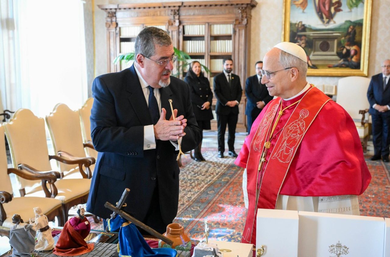 vaticannews_es's tweet card. La Oficina de Prensa de la Santa Sede ha informado sobre la audiencia del Papa León XIV al presidente de la República de Guatemala, Bernardo Arévalo ...