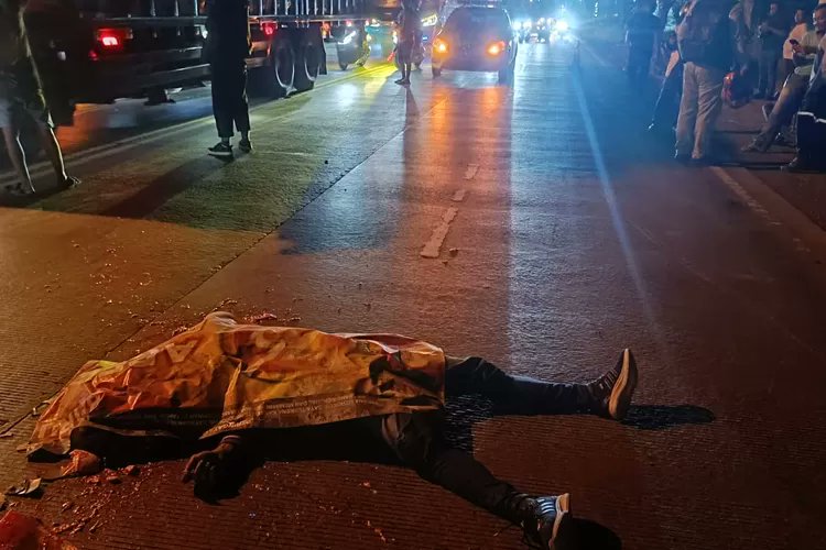 radargresik's tweet card. RADAR GRESIK – Kecelakaan lalu lintas tragis terjadi di Jalan Raya Desa Samirplapan, Kecamatan Duduksampeyan, Gresik, tepatnya di sebelah ti