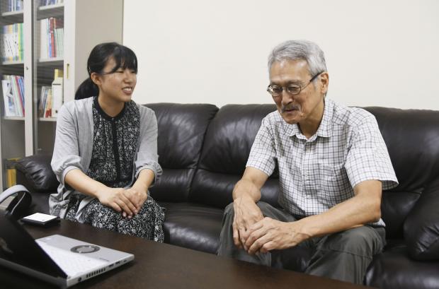 livedoornews's tweet card. 夏の長期化について研究した三重大大学院修士2年の滝川真央さん（左）と立花義裕教授＝9月、津市日本の「夏の期間」が1982〜2023年の42年間で約3週間長くなっていたことが、三重大グループの研究で11日分かった。