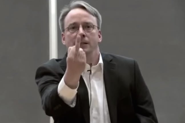 photoknipse's tweet card. Removal of kernel maintainers linked to Russia attributed to sanctions