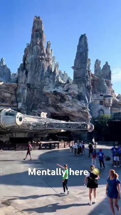GaunArte's tweet card. Star Wars in Disneyland #starwars #disney #milleniumfalcon