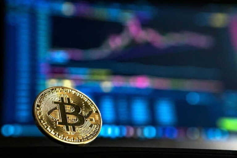 3Xtraders's tweet card. A newly created crypto account placed a large Bitcoin short minutes before Trump announced 100% tariffs on China.