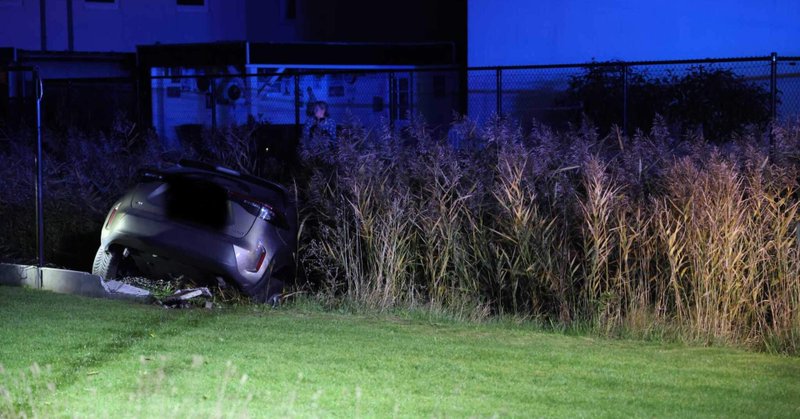 Vrouw (43) rijdt onder invloed van drugs door voortuin en belandt in beek