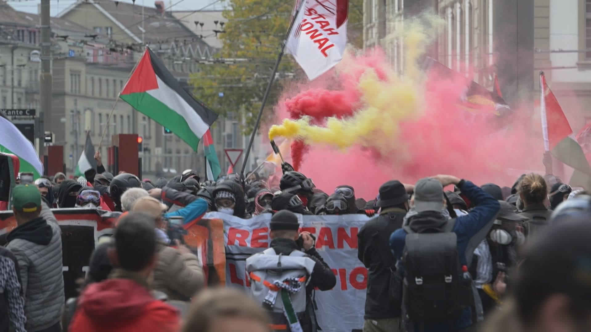 JoelThuering's tweet card. Am Samstag wappnet sich die Berner Innenstadt für eine unbewilligte Pro-Palästina-Demo. Rund 2000 Personen sind dabei. Die Polizei ist mit einem Grossaufgebot vor Ort.