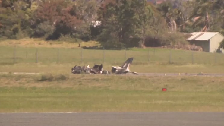 dntwit's tweet card. Três pessoas morreram este sábado, 11 de outubro, na sequência da queda do avião de pequeno porte em que seguiam num aeroporto no estado australiano de Nova Gal