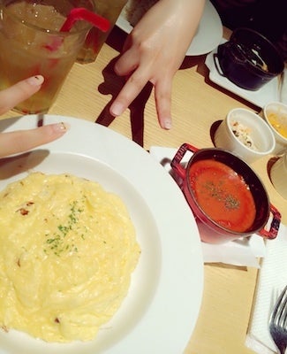 YK_15th_Fans's tweet card. こんばんは今日も収録にいってきました～(^-^)写真は、この間きゃりさんと食べたオムライス美味しかったです～(^-^)花粉のことで皆さんたくさん心配して下さっ…