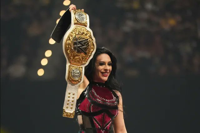 EstaPasando_CL's tweet card. Stephanie Vaquer sigue haciendo historia: es la nueva campeona Crown Jewel de WWE venció a la campeona mundial de Smackdown, Tifany Stratton.