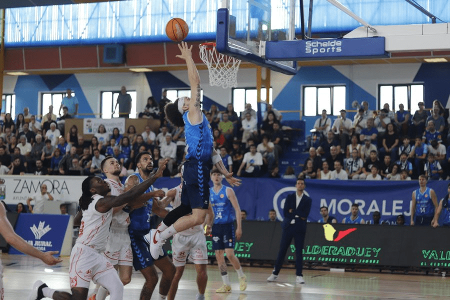 VIP_Deportivo's tweet card. El CB Zamora vuelve a la realidad y pierde el sueño del liderato tras la derrota contra el Club Ourense Baloncesto.