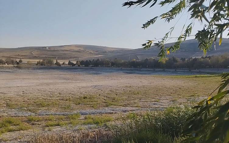 RudawEnglish's tweet card. Lake Nilufar, once one of the most scenic natural sites in western Iran (Rojhelat), has completely dried up during a drought in Kermanshah province, devastating local tourism and livelihoods.