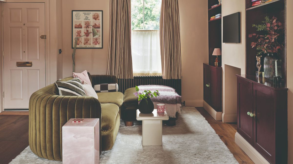 quagga_patterns's tweet card. This is how to make the most of every inch of a small living room and make it look elevated at the same time