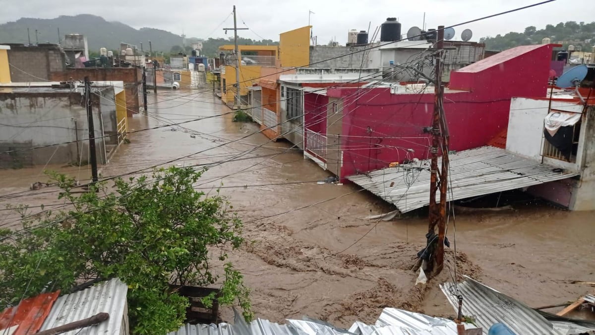 sdpnoticias's tweet card. Desaparecidos y daños es el saldo de las inundaciones en México ocurridas en los estados de Puebla, Veracruz, Querétaro e Hidalgo; suman 37 muertos.