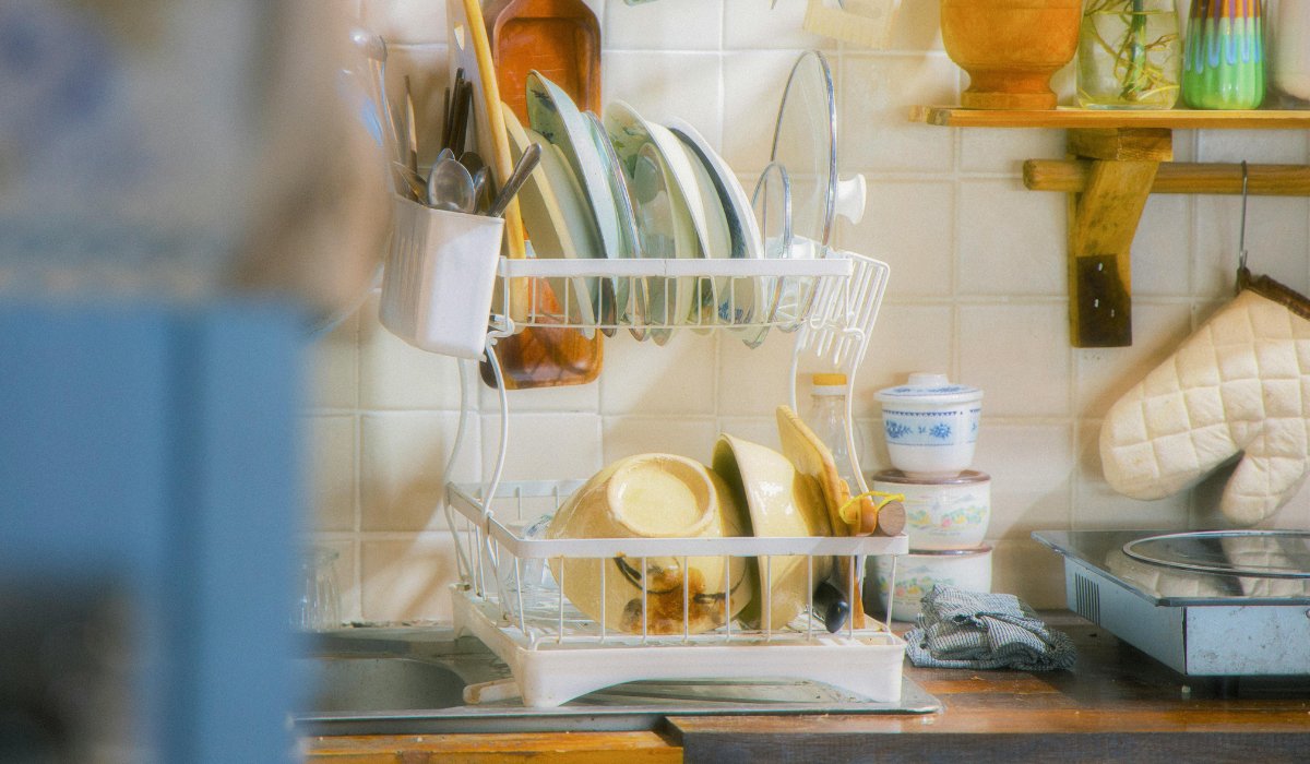 TheTopZoneBlog's tweet card. Discover the top dish drainers of 2025 with our expert picks, blending functionality and style for a spotless and organized kitchen space.