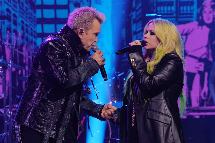 BillyIdol's tweet card. Billy Idol surprises Avril Lavigne with an unforgettable early birthday celebration backstage.