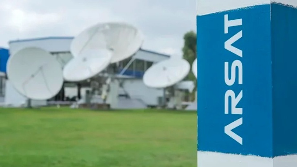 robertotaboada5's tweet card. En la previa del acto por el aniversario de los satélites ARSAT I y II, la Federación de Obreros y Empleados Telefónicos cuestionó la falta de control estatal sobre el espectro digital. 