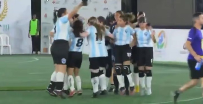 CuartoPoder_Tuc's tweet card. Los goles los anotaron las cordobesas Gracia Sosa y Yohana Aguilar. En 2023 se habían consagrado por primera vez al derrotar 2-1 a Japón en la final.