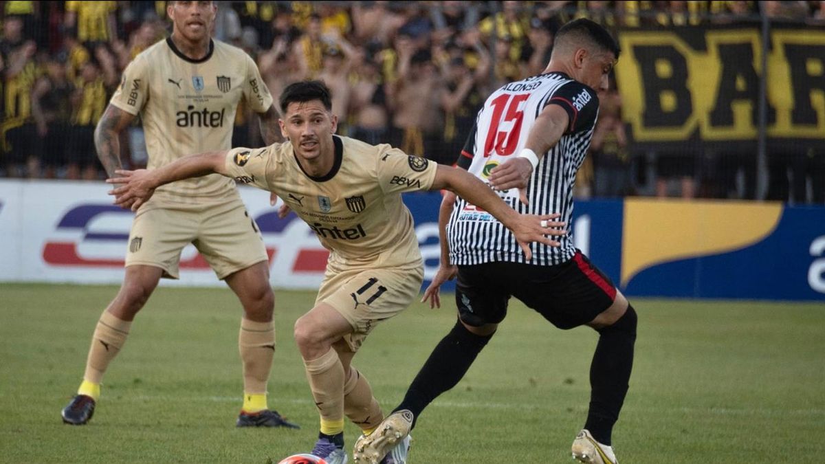 Subrayado's tweet card. Peñarol lo empató con dos goles de Arezo en el segundo tiempo, tras irse al descanso 0-2 ante Miramar Misiones en Durazno, por la fecha 11. El aurinegro lidera el Clausura con 26.