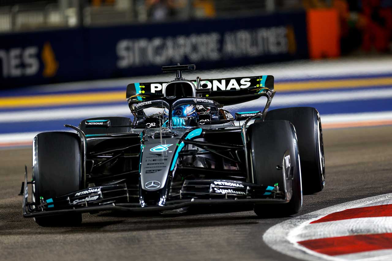 AUTOSPORT_web's tweet card. 　メルセデスは、F1第18戦シンガポールGPでジョージ・ラッセルが驚くべき優位性を獲得したのは、ファクトリーで行われた素晴らしい仕事のおかげだと評価した。