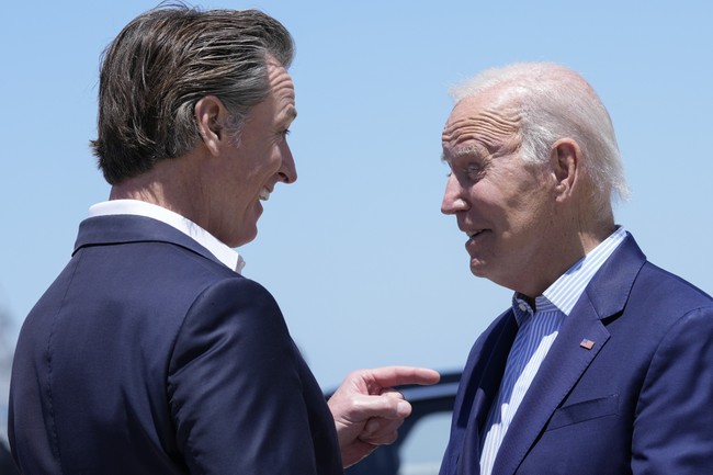 zeroDEIUSA's tweet card. Gavin Newsom's surprising remarks on Trump and Biden's cognitive decline spark debate.