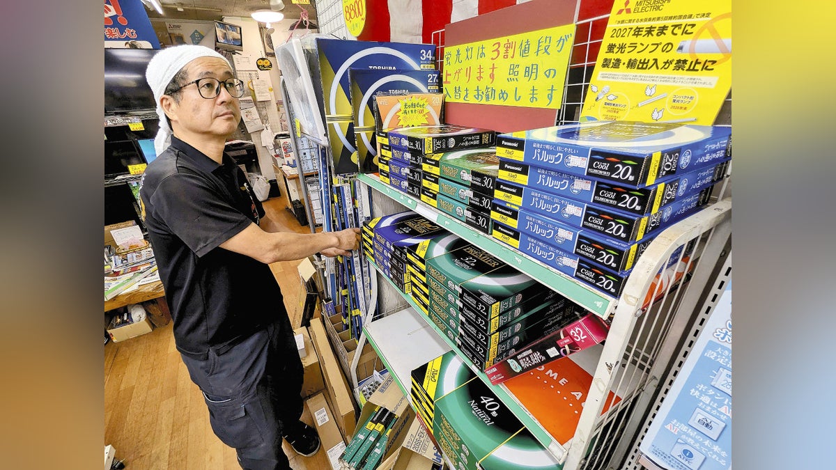 Yomiuri_Online's tweet card. 【読売新聞】　蛍光灯の製造が２０２７年末で終了する。蛍光灯から発光ダイオード（ＬＥＤ）のランプへ交換する時、取り付け方を誤ると火災事故などにつながるケースもあり、注意が必要だ。（加藤亮） 東京都江東区の電器店「栄電気」の蛍光灯売り場