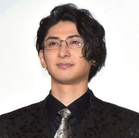 oricon's tweet card. 　俳優の古川雄大が、大河ドラマ『べらぼう〜蔦重栄華乃夢噺〜』（毎週日曜　後8：00　NHK総合ほか）の公式SNSに登場。キャストのオフショットが公開された。　公式SNSは、「ついに菊園を身請けした政演。3年も馴染んだお2人とあって、すっかり落ち着いたご夫婦ショットです」と紹介し、劇中で結ばれた菊園役・望海風斗、北尾政演役・古川雄大の2ショットなどを添えた。