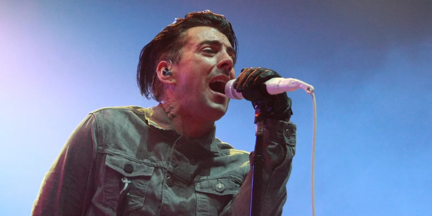 immr_disk_25's tweet card. ロストプロフェッツ（Lostprophets）のボーカリスト、イアン・ワトキンス（Ian Watkins）が、現地時間10月11日に刑務所内で襲撃され死亡したことが確認された。享年48歳。ワトキンス