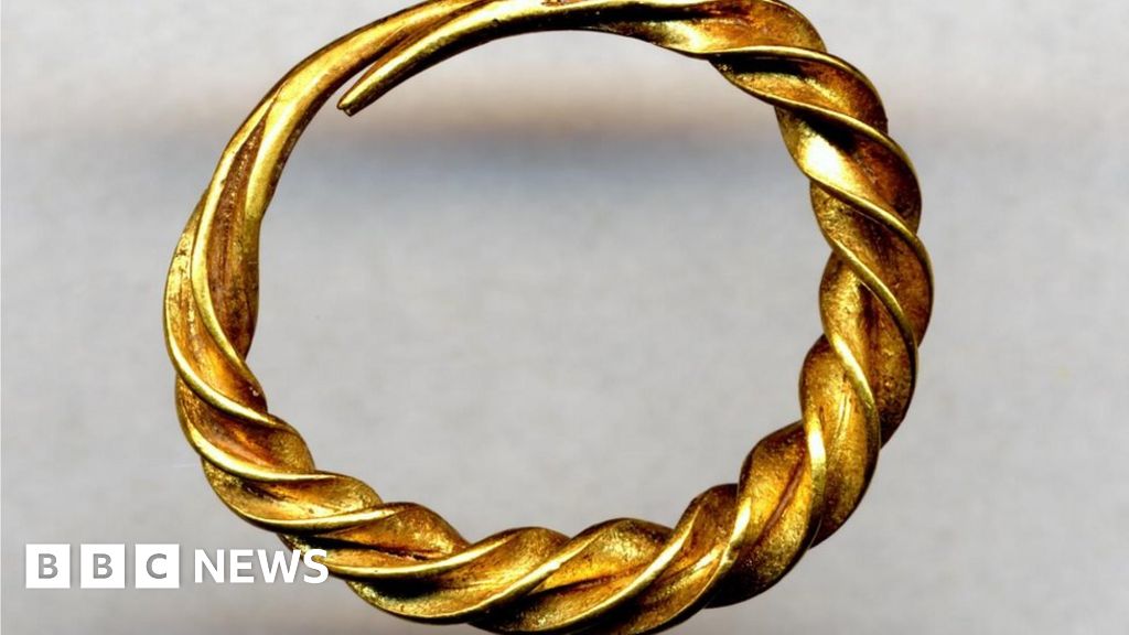 BBCWorld's tweet card. The museum gives more details of 2,000 artefacts from its collection that are missing or stolen.