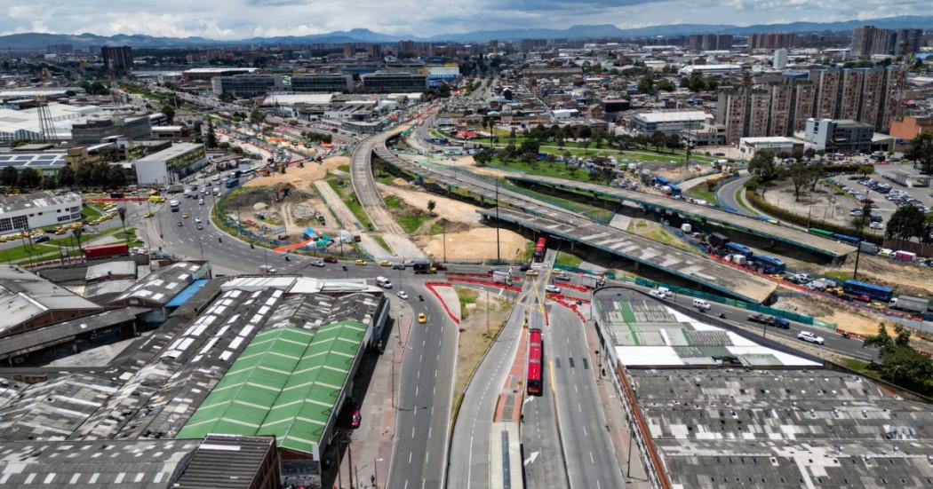 NacionColombiaX's tweet card. Este domingo habrá cierres por la implosión de puentes en Las Américas y calle 13. Revisa desvíos y rutas alternas.