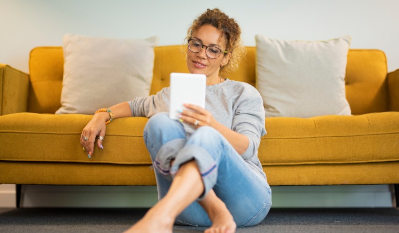 TalkBitz's tweet card. Discover the best platforms to sell ebooks in 2025, even if you're just starting out. Learn about the features and solutions to reach global audiences.