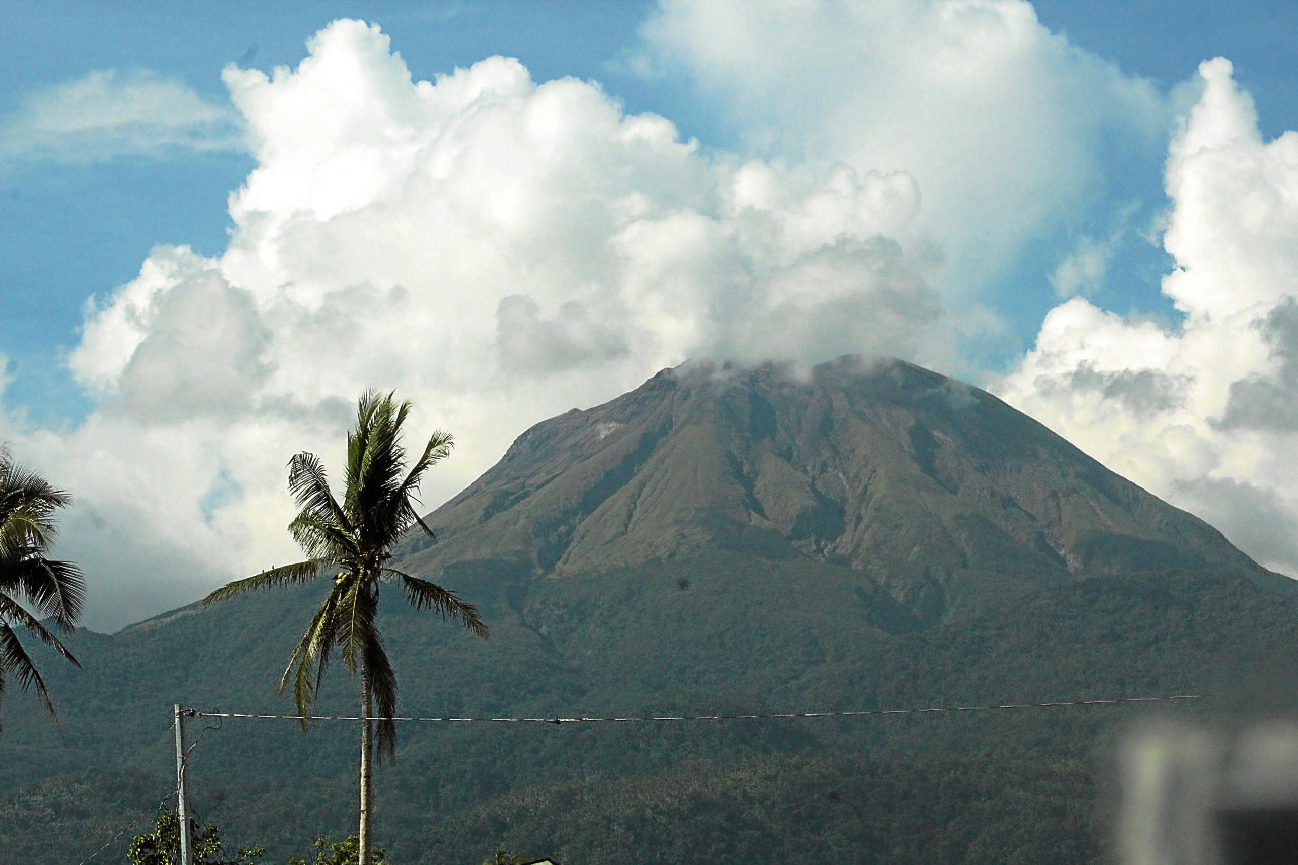 inquirerdotnet's tweet card. Phivolcs warned of possible steam-driven or phreatic eruptions due to an increase in seismic activity in the Bulusan Volcano in Sorsogon. 