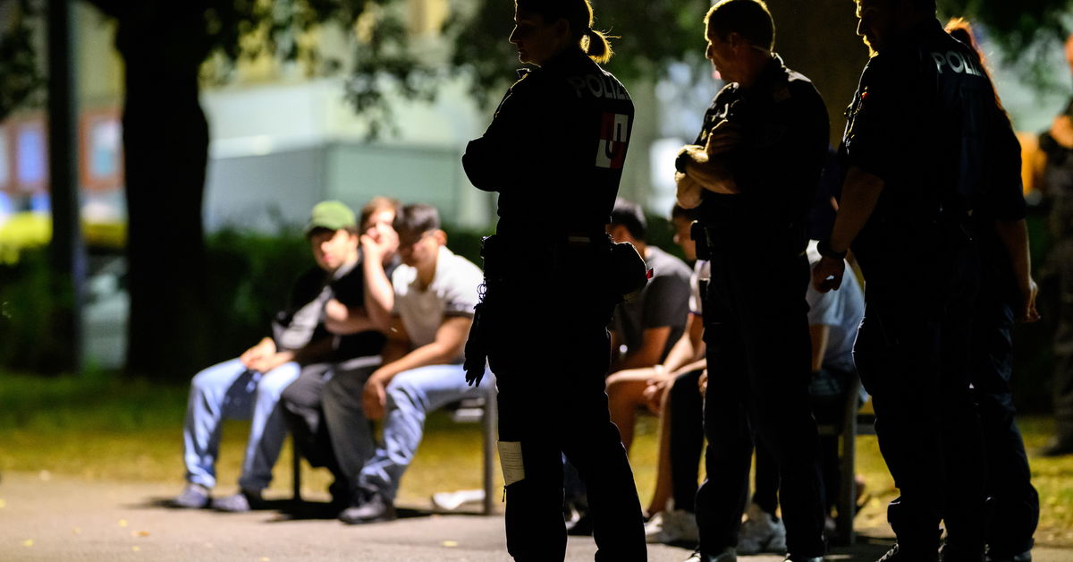 falter_at's tweet card. Syrern und Tschetschenen machen eine Erklärung zur Befriedung der Straßenkämpfe in Wien. Social Media sieht darin einen Kniefall vor einer vormodernen Stammeskultur. Einspruch!