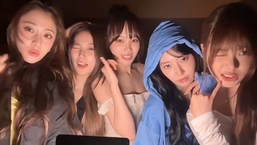 SOURCEMUSIC's tweet card. 르세라핌, 모든 게 스포일러? ‘SPAGHETTI’ 컴백에 더한 감칠맛