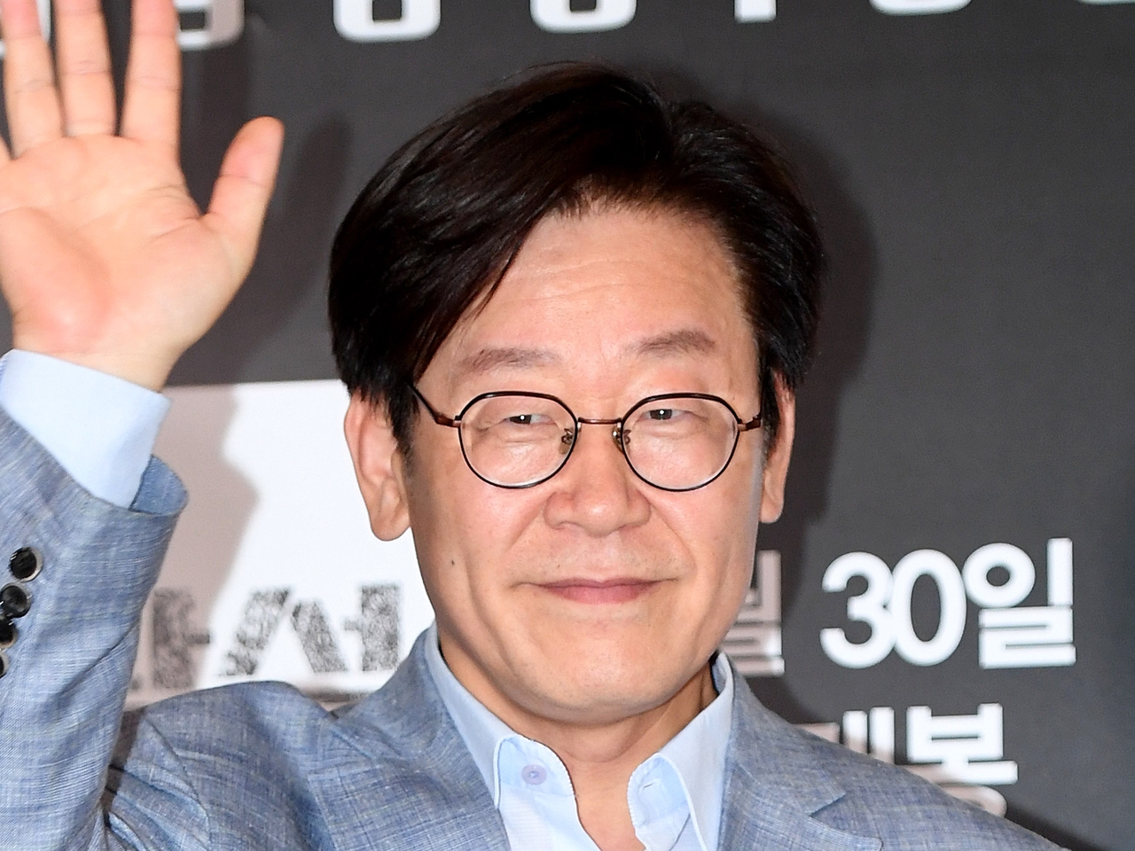 sports_seoul_jp's tweet card. 李在明（イ・ジェミョン）大統領と妻キム・ヘギョンが出演したバラエティ番組が、大統領室の要請により放送が延期された。去る10月4日、JTBC側は「5日放送予定だったJTBC『冷蔵庫をよろしく』の秋夕（チュソク）特集は6日22時に編成が変更された」と明らかにした。