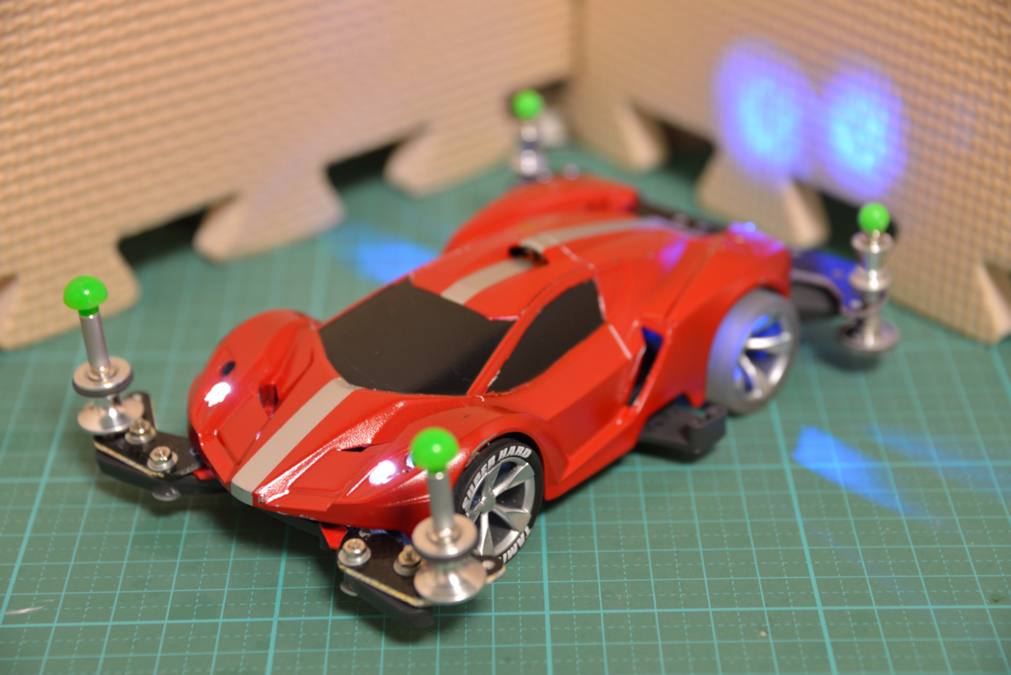 mini4wg's tweet card. ちょっと複雑なLEDチューンとちょっとこだわった塗装に挑戦したマシンです。ボディを全塗装してラインを入れてみました。ボタン電池2個にLED6個使用してます。ダウンライトでリアホイールを光らせてます。後にフロントも光らせたいと思い、LEDを追加してますがｗ　それはVer2で・・・