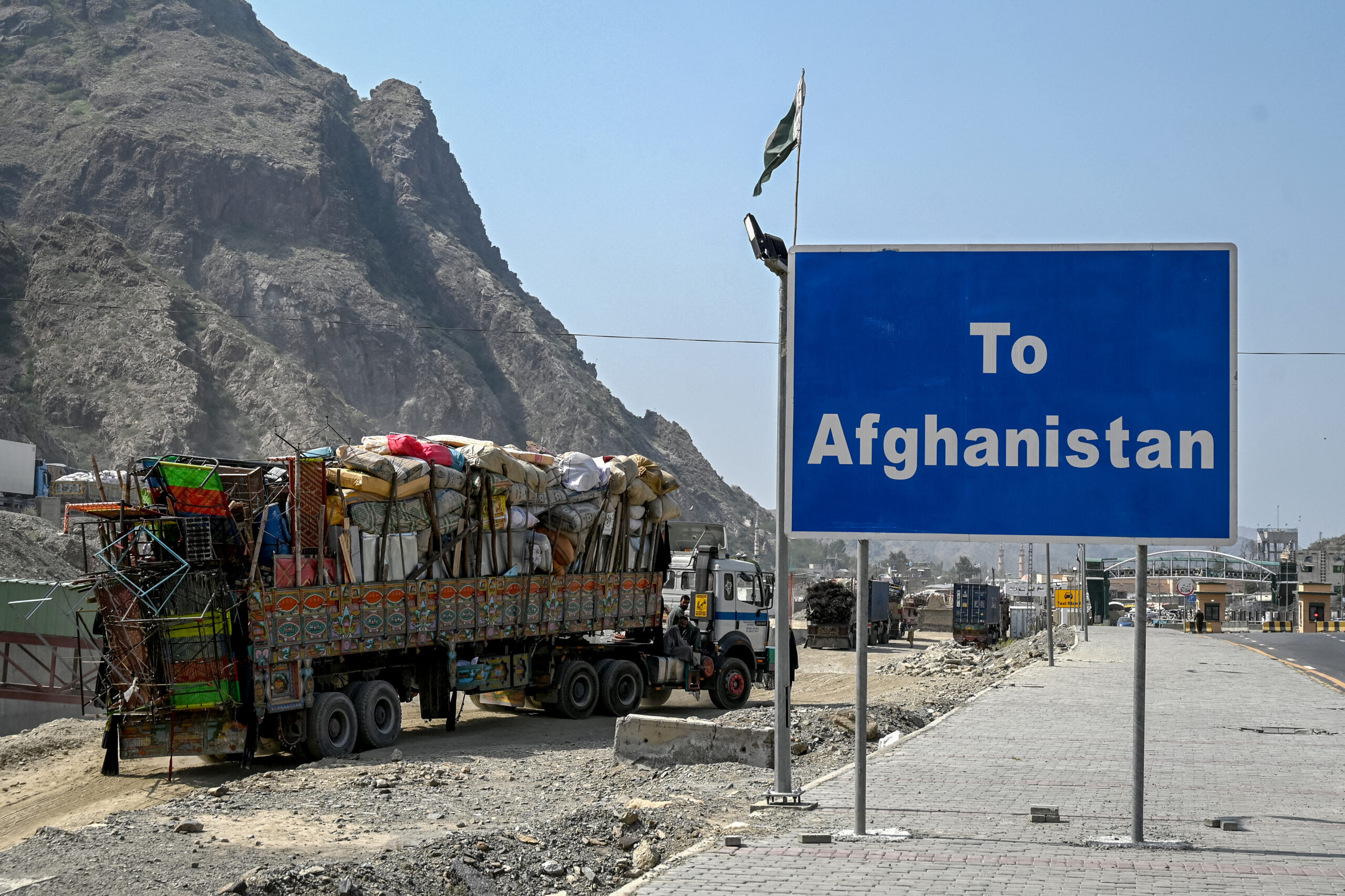 inquirerdotnet's tweet card. Afghan forces attacked Pakistani border posts late Saturday in response to alleged repeated violations of its territory and airspace.