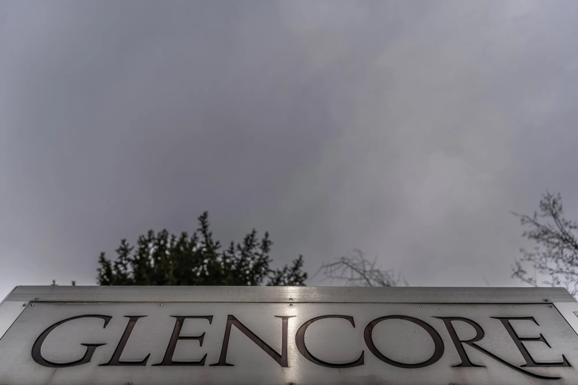 TheMetalnomist's tweet card. Glencore 1H losses and debt rise on weaker prices, Cerrejon impairment, and higher interest, with $1bn cost cuts targeted.