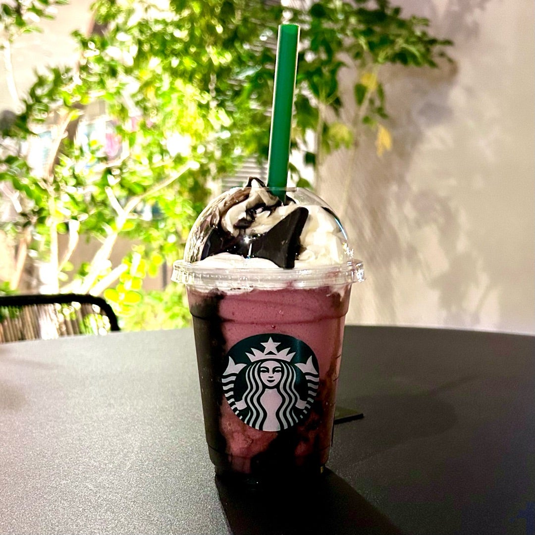 marunews2626's tweet card. スターバックスの新作「黒猫フラペチーノ」を試飲してみて、甘酸っぱいアサイーベリーの風味がとても楽しめました。特に、ザクザクした食感は想像以上で、一口飲むごとに驚きがありました！ハロウィンの季節にぴったりな可愛い見た目も魅力的で、友達とのシェアに最適です。