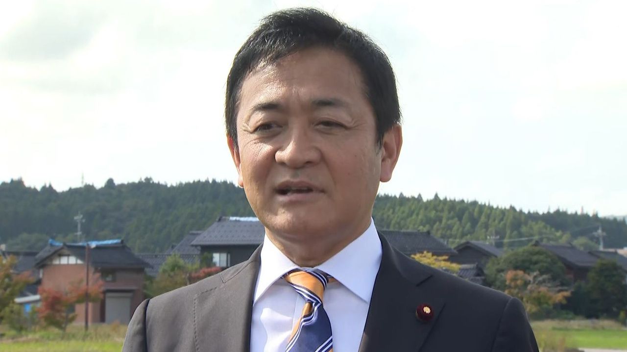 YahooNewsTopics's tweet card. 臨時国会での首相指名選挙における野党の連携を巡り、国民民主党の玉木代表は12日、「安全保障政策は、協議して、足して2で割るというものではない」と述べて、立憲民主党に改めて政策を変更するよう求めた。