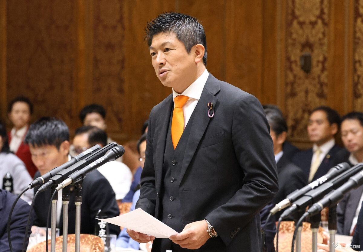 pioneertaku84's tweet card. 参院選で躍進した参政党の神谷宗幣代表が５日、参院予算委員会の集中審議で質問に立った。国会の花形とされる予算委での同党の質問は衆参を通じて初めて。神谷氏は米国から関税引き下げを勝ち取るため、世界保健機関（ＷＨＯ）脱退などトランプ大統領と他分野で足並みをそろえてみてはどうかと提案するなど、独自の議論を展開した。