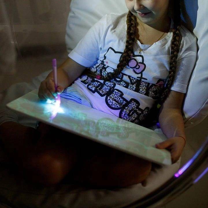 Designhelpbd's tweet card. 💬 0  🔁 0  ❤️ 0 · Magic LED Drawing Board for Kids Features: PVC Material with A4 sketching area Illuminates in the dark LED drawings promote creativity among kids Harmless to the eyes Can be…