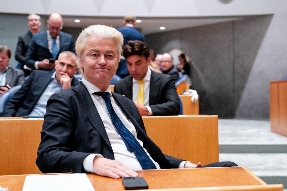GrootKo's tweet card. De PVV blijft de grootste partij in de nieuwste zetelpeiling van Maurice de Hond, waarin enkele verschuivingen te zien zijn. De partij van Geert Wilders stijgt met één zetel, terwijl GroenLinks/PvdA e