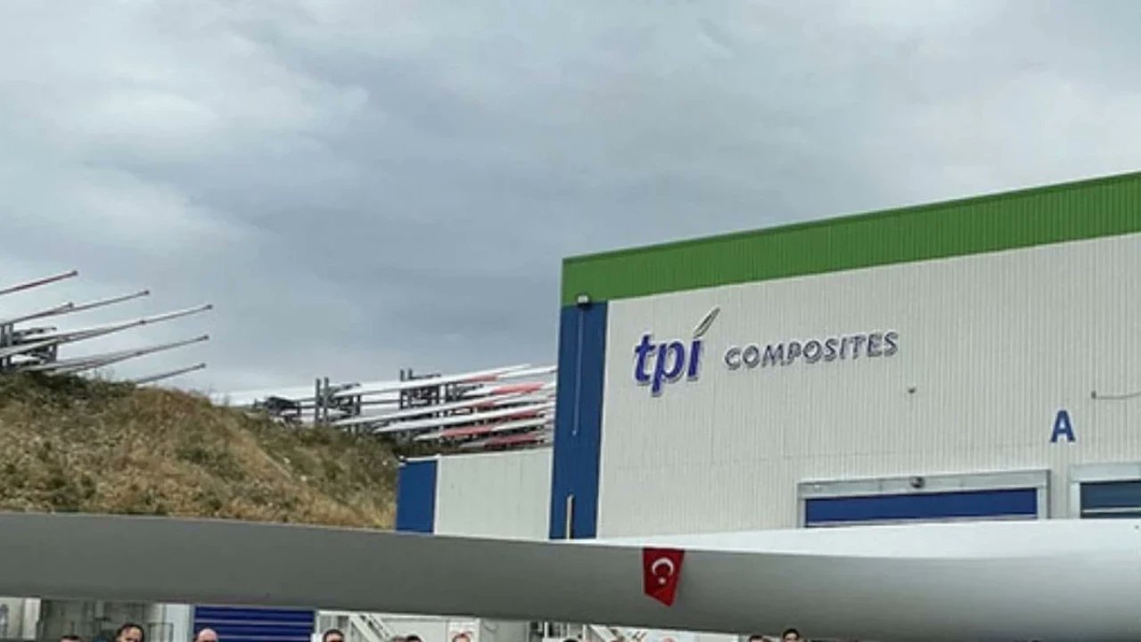 manset_ekonomi's tweet card. İzmir’in Menemen ve Sasalı ilçelerinde faaliyet gösteren ABD merkezli TPI Kompozit fabrikalarında beş aydır süren grev sona ermeden, 2 bin 160 işçi işten çıkarıldı. Şirketin ABD’de iflas başvurusunda...