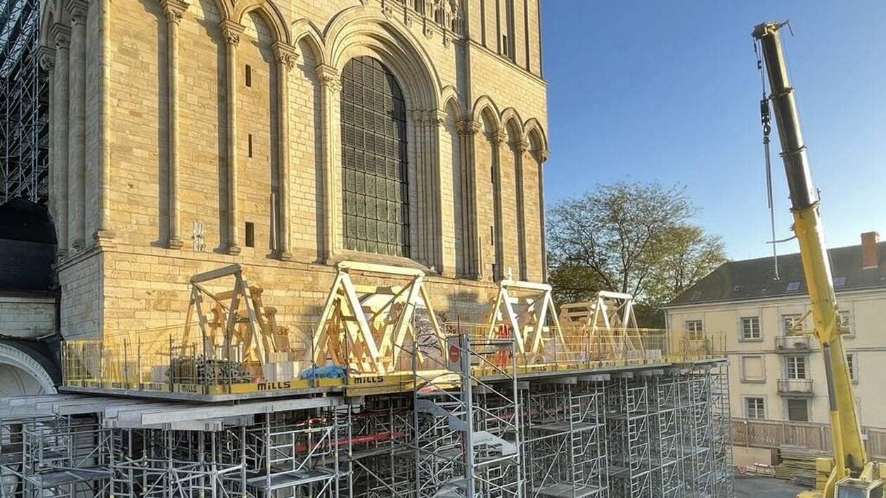 21Pasco's tweet card. La construction d’une galerie contemporaine au pied de la cathédrale Saint-Maurice à Angers aborde une phase décisive : la pose des archivoltes qui vont fermer les cinq portes de l’ouvrage en béton...