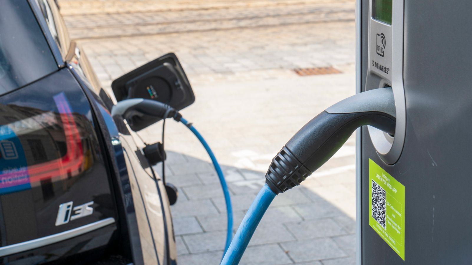 schlockback's tweet card. Elektroautos sind zuverlässiger als Verbrenner - das zeigt die jüngste Pannen-Statistik des ADAC. Der Automobilclub hat zwei bis vier Jahre alte Gebrauchtwagen in beiden Kategorien miteinander...